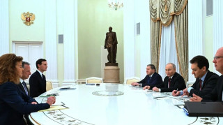 Ρωσικά ΜΜΕ: Το αεροπλάνο με τους απεσταλμένους του προέδρου των ΗΠΑ προσγειώθηκε στη Μόσχα