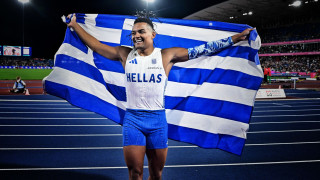 Αγκαλιά με το πρώτο του διαμάντι κοιμήθηκε ο Εμμανουήλ Καραλής - Η φωτογραφία που ανέβασε