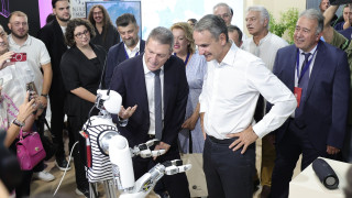 Η φόρμουλα, η αφιλτράριστη ρετσίνα και… ρομπότ: H επίσκεψη Μητσοτάκη στα περίπτερα της ΔΕΘ