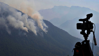 Νύχτα αγωνίας στην Κόνιτσα: Πάνω από τον οικισμό καίει η φωτιά - Μέσα στο δάσος οι πυροσβέστες