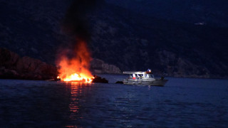 Φωτιά σε ταχύπλοο στο Δεβελίκι Χαλκιδικής - Εκκένωσε μόνος του το σκάφος ο επιβάτης