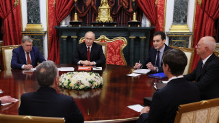 Η κόκκινη αίθουσα του Πούτιν και ο φάκελος με τις προτάσεις στους απεσταλμένους των ΗΠΑ