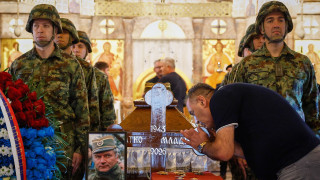 Πλήθος κόσμου στην κηδεία Μλάντιτς στο Βελιγράδι - Είχε καταδικαστεί για τη σφαγή της Σρεμπρένιτσα