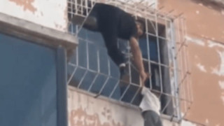 Κίνα: Η στιγμή που 5χρονο αγόρι κρέμεται από τον έκτο όροφο κτηρίου- Η σωτήρια επέμβαση του επιστάτη