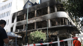Πειραιάς: Καταστράφηκε ολοσχερώς πολυώροφο κτήριο μετά από φωτιά - Έμειναν μόνο σίδερα και λαμαρίνες