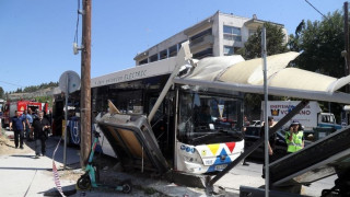 Θεσσαλονίκη: 60χρονη με κρανιοεγκεφαλικές κακώσεις από το ατύχημα με τα λεωφορεία στη στάση