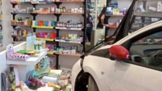 Νέα Μάκρη: Ηλικιωμένη οδηγός πάτησε γκάζι αντί για φρένο και μπούκαρε σε φαρμακείο - Δείτε το βίντεο