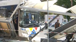 Θεσσαλονίκη: 60χρονη με κρανιοεγκεφαλικές κακώσεις από το ατύχημα με τα λεωφορεία στη στάση