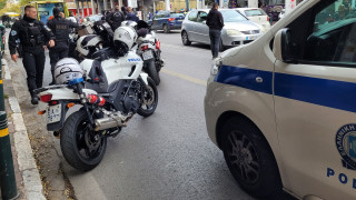 Τροχαίο στον Κολωνό: Η στιγμή που οδηγός παραβιάζει κόκκινο και εκσφενδονίζει μοτοσυκλετιστή