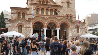 «Ηταν το καλύτερο παιδί»: Σε λαϊκό προσκύνημα η σορός του Μαζωνάκη - Κόσμος συρρέει στην εκκλησία