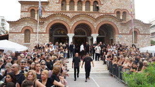 «Ώρες μικρές» στο λαϊκό προσκύνημα: Με τραγούδια και λουλούδια ο αποχαιρετισμός στον Γιώργο Μαζωνάκη