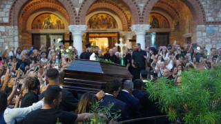 Έφτασε η σορός του Μαζωνάκη για το λαϊκό προσκύνημα - Δάκρυα και τραγούδια στον αποχαιρετισμό