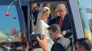 Δώρο χρυσό βραχιόλι από τον Ερντογάν σε νιόπαντρους - Η συνάντηση πάνω σε λεωφορείο