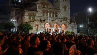 «Αθάνατος» φώναζε το πλήθος όταν έφθασε η σορός του Μαζωνάκη για το λαϊκό προσκύνημα
