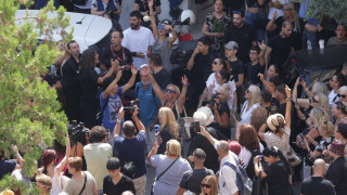 Μαζωνάκης: Live εικόνα από τη Νίκαια - Χιλιάδες «αντίο» στο αγαπημένο «παιδί της νύχτας»