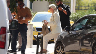 Έφτασαν στην Ευελπίδων οι δύο γιατροί που κατηγορούνται για τον θάνατο Μαζωνάκη