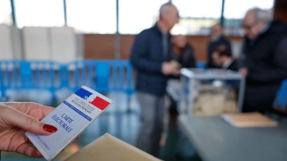 Οι υποψήφιοι των ακραίων κομμάτων προηγούνται στην κούρσα για τις προεδρικές εκλογές στη Γαλλία