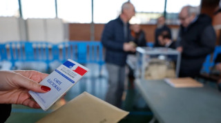 Μονομαχία Λεπέν - Μελανσόν στο δεύτερο γύρο των προεδρικών εκλογών στη Γαλλία «βλέπει» δημοσκόπηση