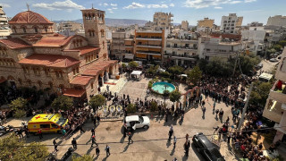 Live εικόνα από τον Ναό της Αγίας Τριάδας στη Νίκαια: Πλήθος κόσμου αποχαιρετά τον Γιώργο Μαζωνάκη