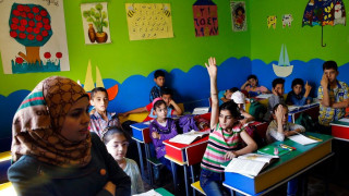 Τουρκία: Υποχρεωτική ποδιά για τους εκπαιδευτικούς – «Καλύπτει τα πραγματικά προβλήματα»