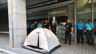Φοιτητές έστησαν σκηνές έξω από το ΥΠΟΙΚ - Ζητούν πλαφόν στα ενοίκια και περισσότερες εστίες