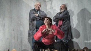 Οι από κάτω: Η βραβευμένη κοινωνική κωμωδία της Ζέτης Φίτσιου, για 2η χρονιά 