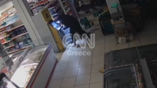Φθιώτιδα: Η στιγμή που σπείρα ανατινάζει ΑΤΜ - Επιστράτευσαν ακόμα και γερανοφόρο όχημα