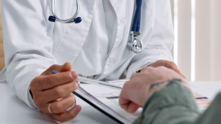 «Σε 10 μέρες θα σε κάνω καλά» - Νέο κρούσμα γιατρού με «θαυματουργές» θεραπείες
