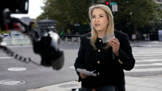 Η δημοσιογράφος του CNNi στον Λευκό Οίκο κάνει ρεπορτάζ με μια κενή διαπίστευση