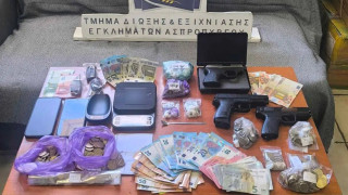 Διακινούσε ναρκωτικά με ορμητήριο κατάστημα στο Περιστέρι - Βίντεο από την έφοδο της ΕΛ.ΑΣ.