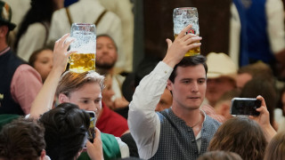 Άνοιξαν οι πύλες του Octoberfest στη Γερμανία - Άφθονα ρέει η μπύρα