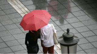 Καιρός: Βροχές και καταιγίδες στο μεγαλύτερο μέρος της χώρας - Πτώση του υδράργυρου, άνεμοι 7 μποφόρ
