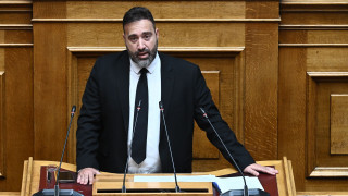 Πολιτική έκρηξη στη Βουλή μετά την παραδοχή Μανούσου: «Ουσιαστικά την εκπροσωπώ τη Συμμαχία Ελλήνων»