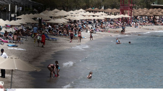 Χειροπέδες και στην 21χρονη για τον θάνατο του 82χρονου σε παραλία της Βουλιαγμένης