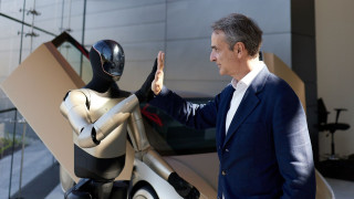 Όταν ο Μητσοτάκης συνάντησε τον Optimus - Το ρομπότ που ο Μασκ θέλει σε κάθε σπίτι