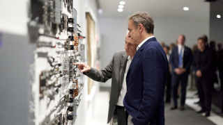 Στη Silicon Valley ο Μητσοτάκης: Οι επαφές με Nvidia, Tesla και Sequoia για την AI