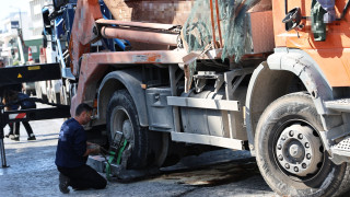 Ατύχημα με φορτηγό στη Βουλιαγμένης - Μετέφερε σκαπτικό μηχάνημα και χτύπησε σε γέφυρα