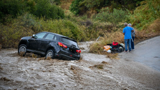 Ναύπλιο: Απεγκλωβίστηκαν ηλικιωμένοι από ΙΧ που παρασύρθηκε από χείμαρρο