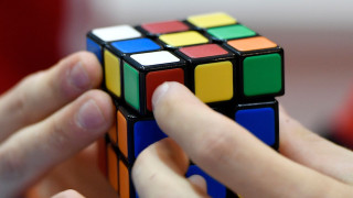 Παιδί «θαύμα» έξι ετών στην Κίνα κατέκτησε ρεκόρ λύνοντας τον κύβο του Ρούμπικ σε 4,27 δευτερόλεπτα