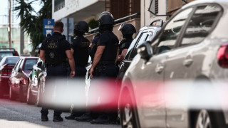 Συναγερμός στη Νίκαια: Άνδρας ταμπουρώθηκε σε σπίτι και κρατά όμηρο της γυναίκα του