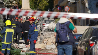 Έκρηξη στην Πλάκα: Συντρίμμια, σκόνη και κατεστραμμένα αυτοκίνητα μετά την κατάρρευση του κτηρίου