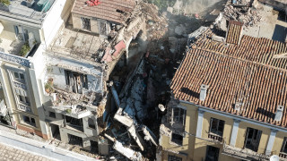 Drone αποτυπώνει το μέγεθος της καταστροφής μετά την έκρηξη στην Πλάκα - Συνεχίζονται οι έρευνες