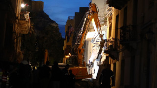 Ολονύχτια επιχείρηση στην Πλάκα για τον εντοπισμό των 6 αγνοουμένων - Ψάχνουν τα αίτια της έκρηξης