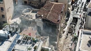 Έκρηξη στην Πλάκα: Στο σημείο συνεργεία της Enaon EDA - «Διερευνώνται τα αίτια»