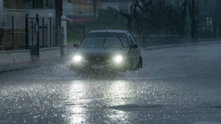 Δυνατό μπουρίνι στη Σκιάθο: «Ποτάμια» οι δρόμοι - Διακοπές ρεύματος στο νησί
