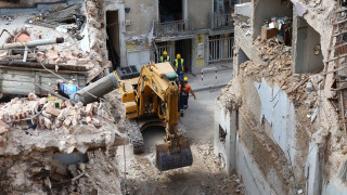 Πλάκα: Συγγενείς των θυμάτων στον τόπο της τραγωδίας - Απομακρύνονται τα μπάζα, αύριο οι αυτοψίες