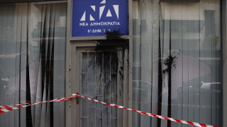Επίθεση στα γραφεία της ΝΔ στην Κυψέλη: Έσπασαν τζάμια και πέταξαν μπογιές - «Δεν εκφοβιζόμαστε»