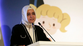 Σάλος στην Τουρκία από την παραίτηση της αντιπροέδρου του κόμματος Ερντογάν λόγω σκανδάλου