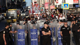 «Δεν μπορώ να τα βγάλω πέρα»: Συγκλονίζει την Τουρκία η αυτοκτονία συνταξιούχου σε διαδήλωση