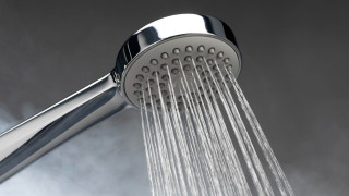 Γιατί μετά τα 65 πρέπει να κάνουμε λιγότερο συχνά ντους, σύμφωνα με τους δερματολόγους